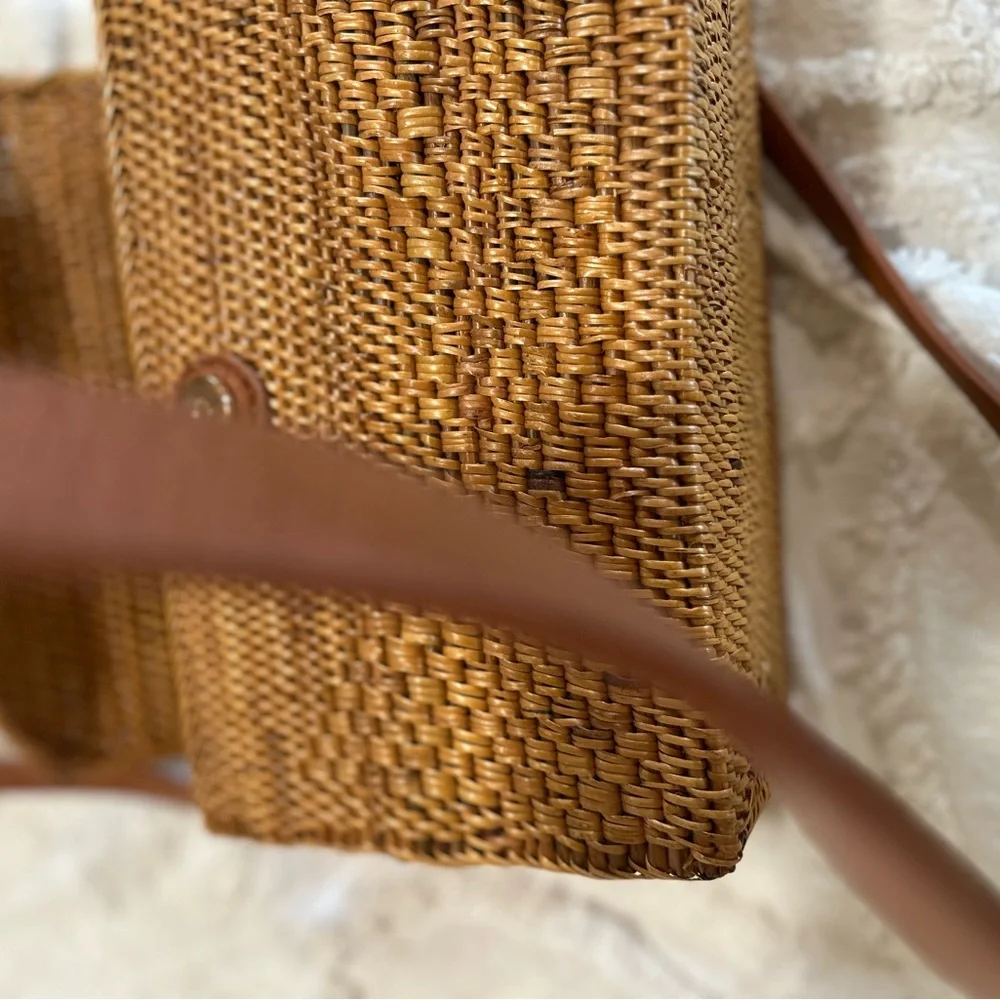 Vintage NORDSTROM wicker basket handbag with a magnetic closure. - Picture 7 of 11